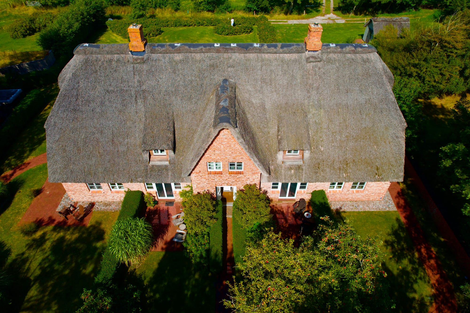 Luftaufnahme des Reetdach-Hauses von oben