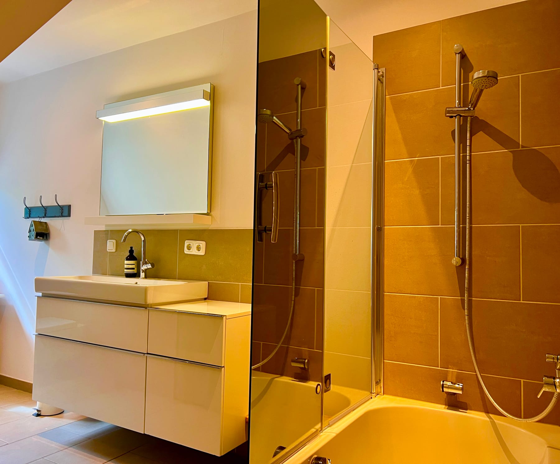 Bad mit Dusche und Waschtisch