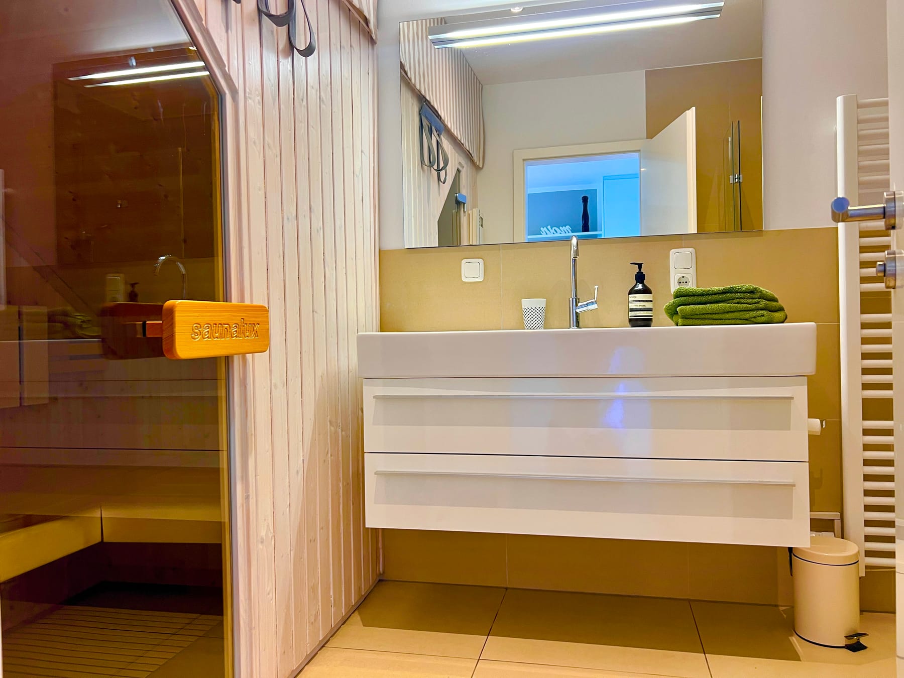 Modernes Badezimmer mit Doppelwaschtisch und Badewanne
