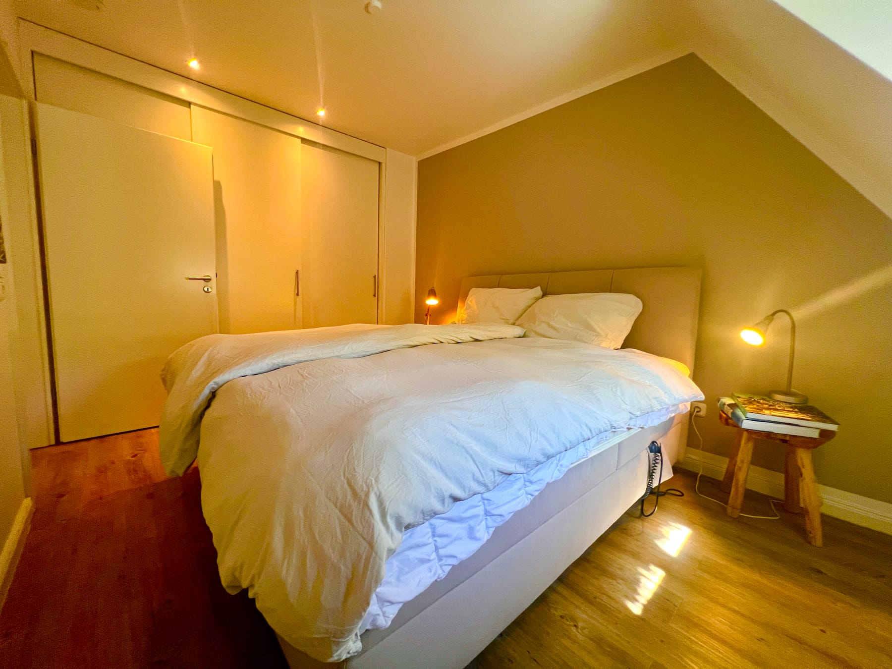 Helles Schlafzimmer mit Blick ins Grüne