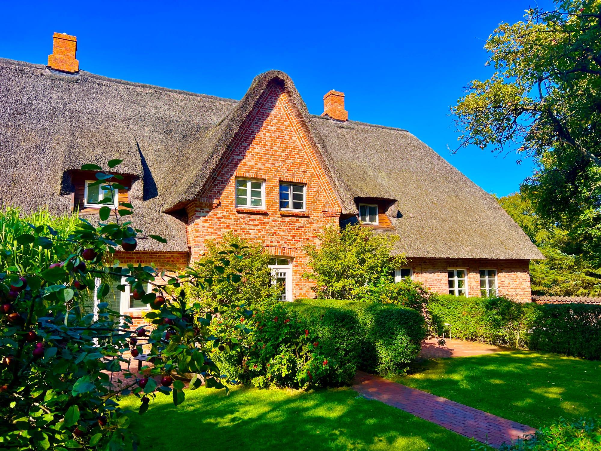 Reetdach-Haus mit Backsteinfassade, Terrasse und Garten