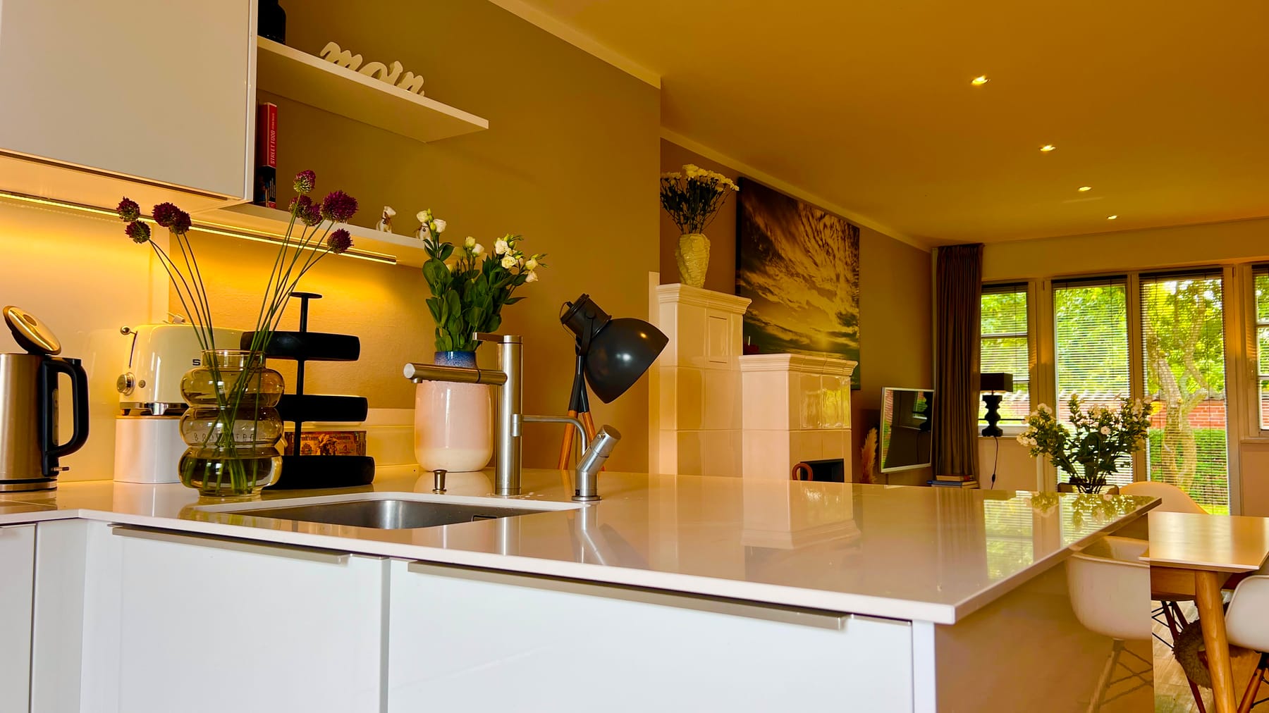 Offene Designerküche mit Kochinsel und Markengeräten