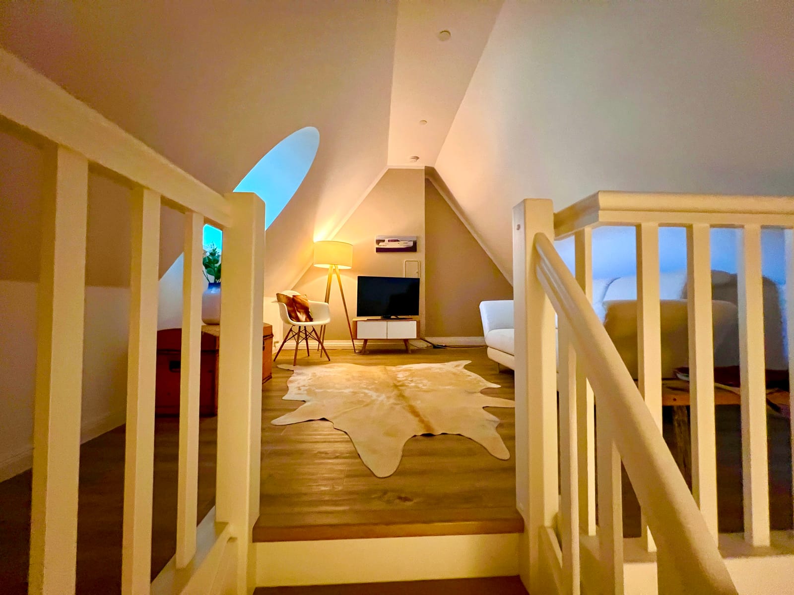 Galerie im Dachgeschoss mit rundem Fenster